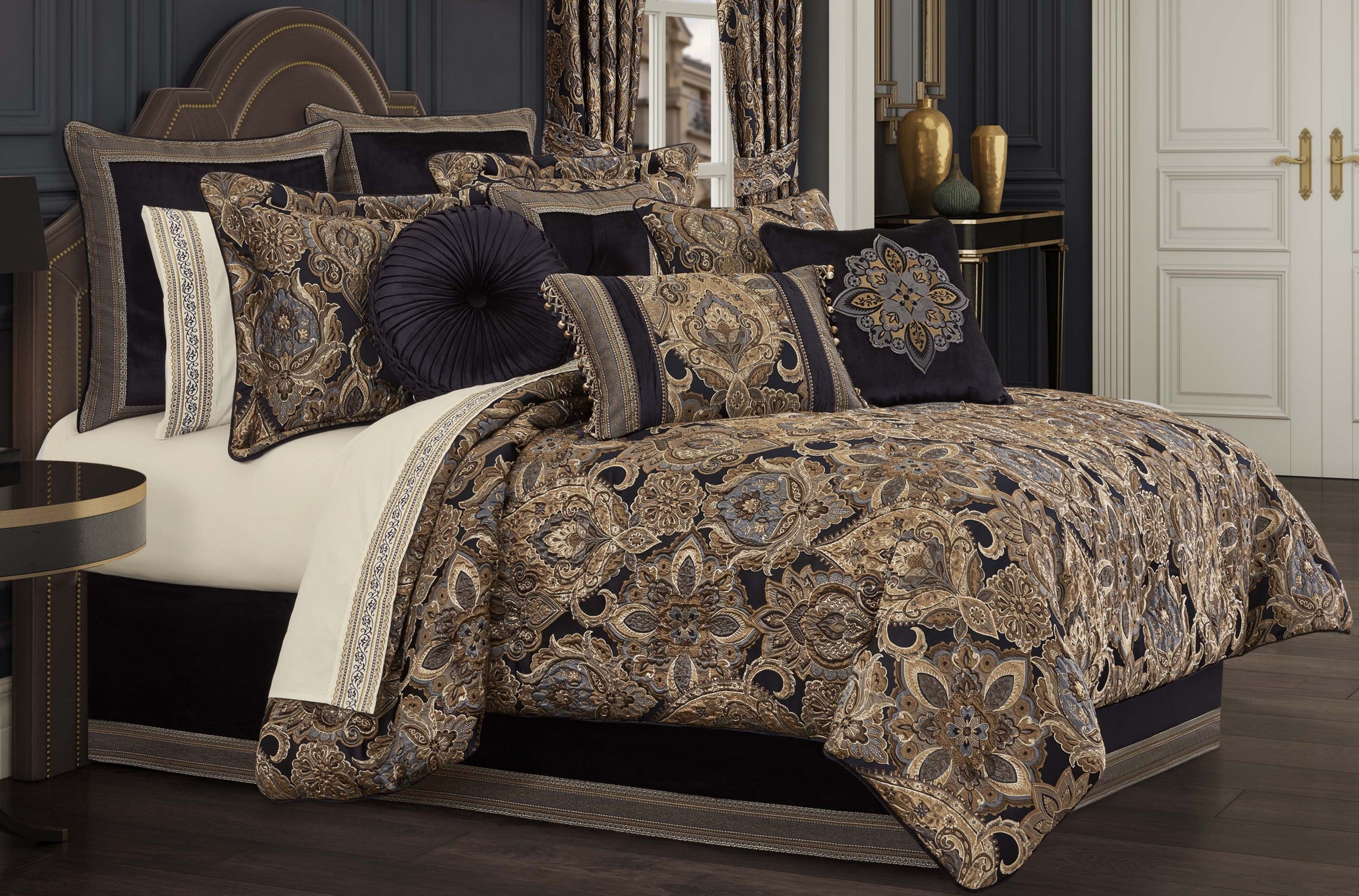 https://www.latestbedding.com/cdn/shop/files/AmaraIndigo4PieceComforterSet-1_1.jpg?v=1703596005&width=2400