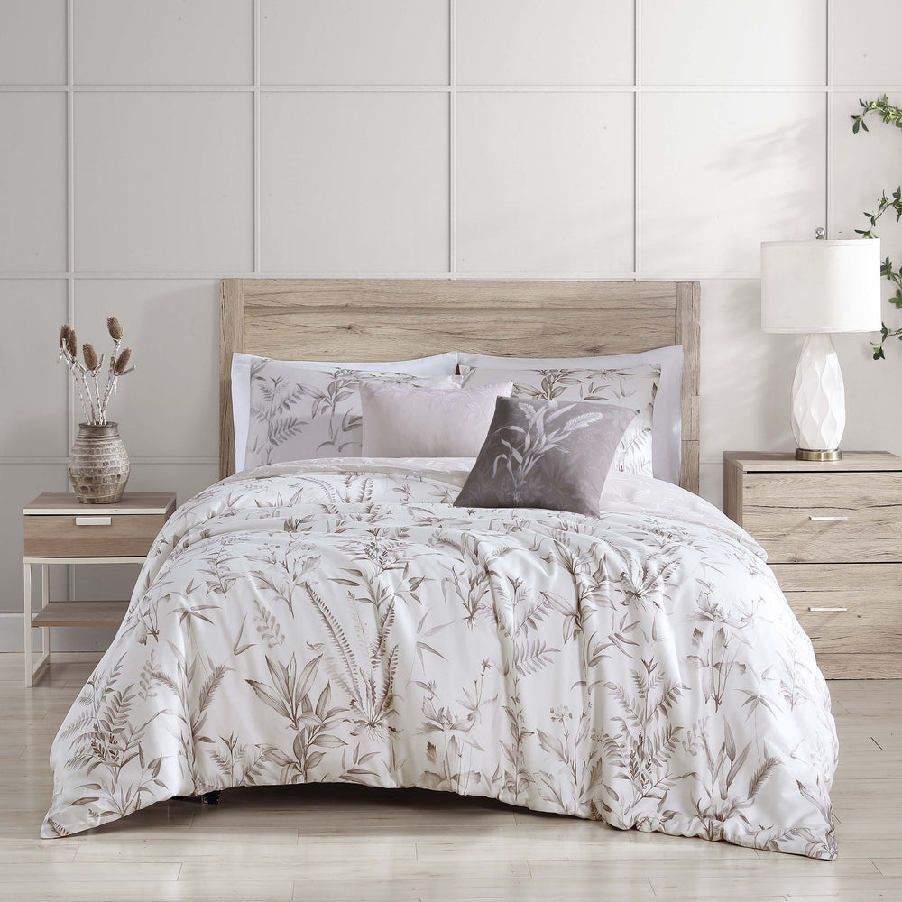 https://www.latestbedding.com/cdn/shop/files/BebejanNaturalLeaves100_Cotton5-PieceReversibleComforterSet-1.jpg?v=1702733709&width=1000