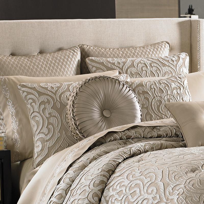 J Queen New York Astoria Comforter Set - White - Queen