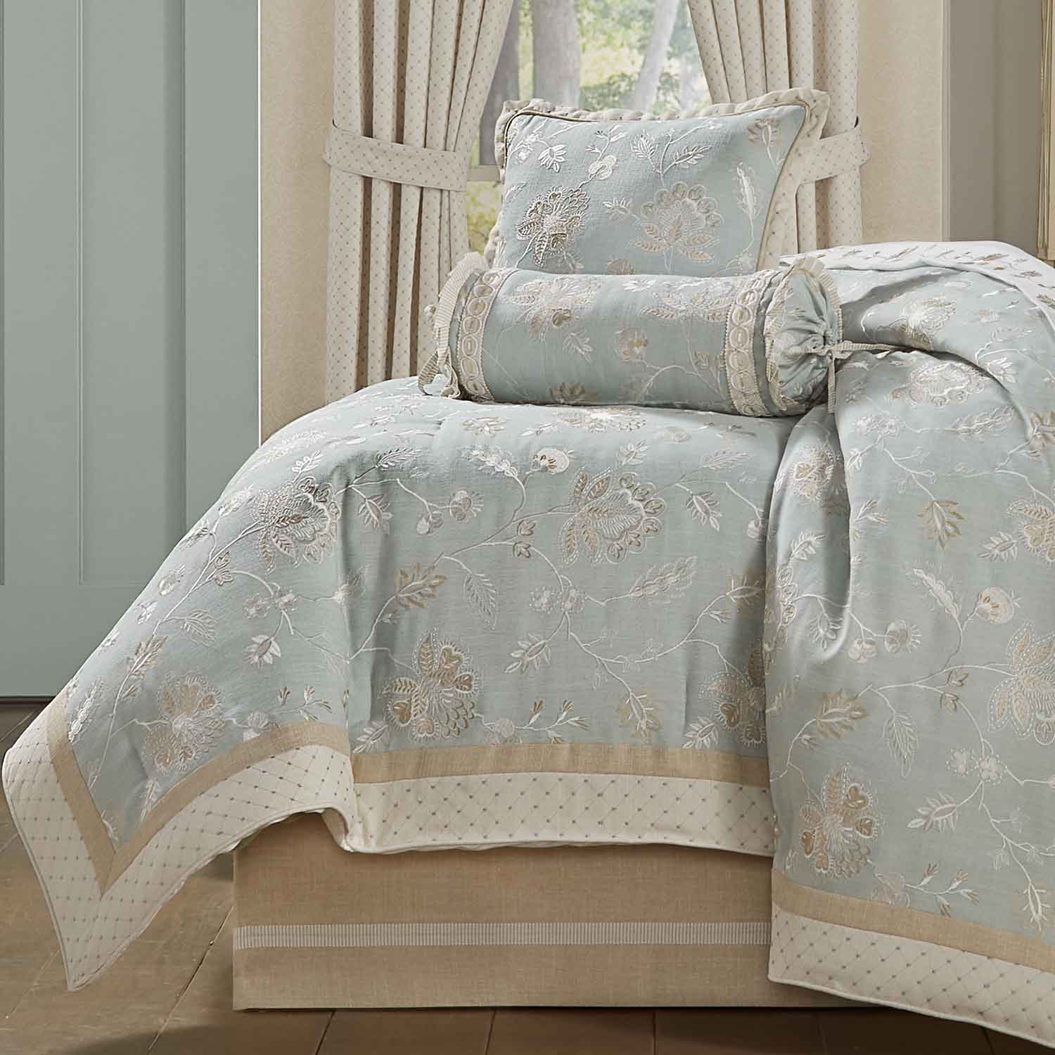 J. Queen New York Garden View SPA 4-Piece Comforter Set