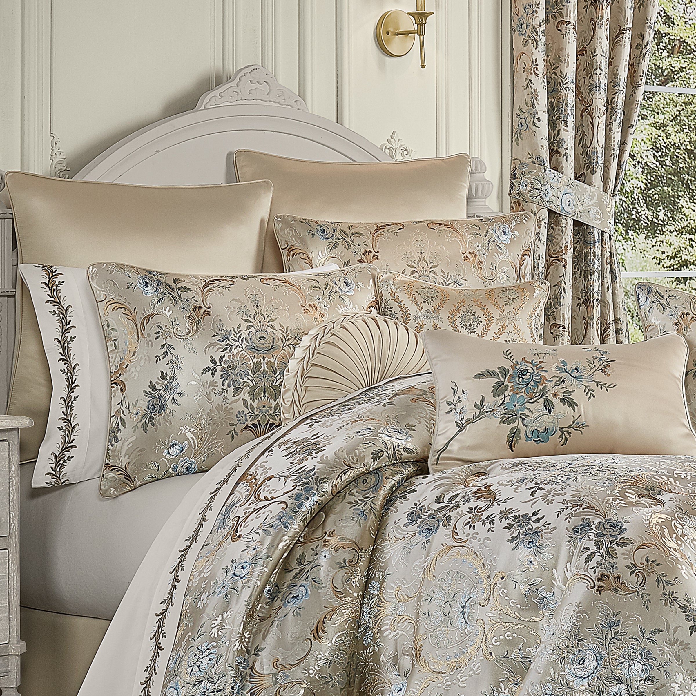 Jacqueline Teal 4-Piece Comforter Set By J Queen