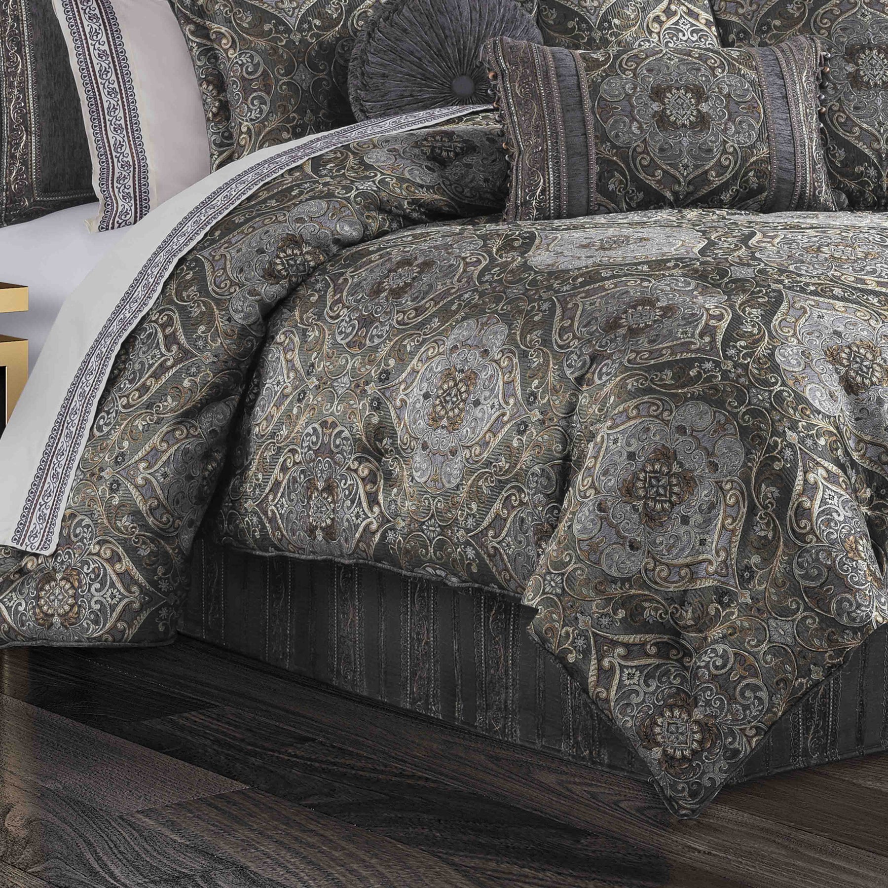 https://www.latestbedding.com/cdn/shop/products/WestonLavender4-PieceComforterSet-3_1800x1800.jpg?v=1644480989