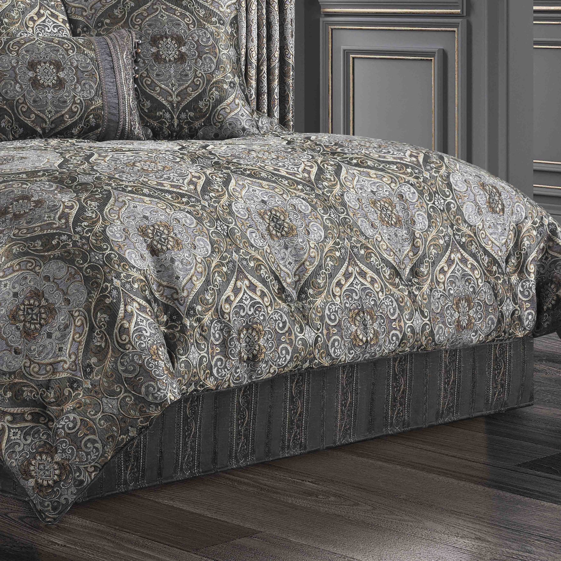 https://www.latestbedding.com/cdn/shop/products/WestonLavender4-PieceComforterSet-4_1800x1800.jpg?v=1644480989